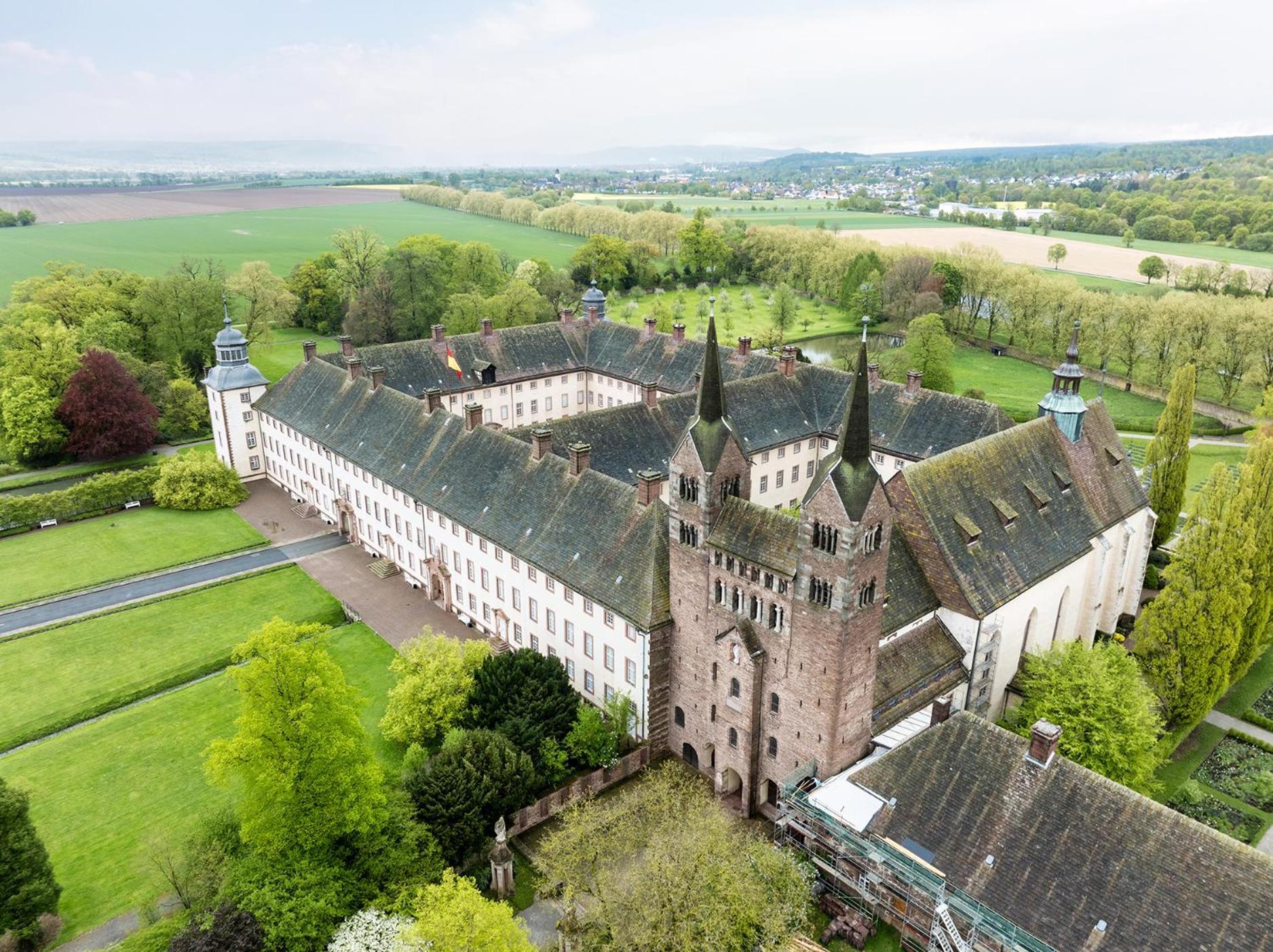 Luxus Wohnen Im Schloss Corvey Fuer 1-6 Gaeste Im Unesco Weltkulturerbe Hoexter Weserbergland Free W-Lan Parken Netflix Fuer Familien Paare Und Geschaeftsreisende Inkl Handtuecher Seife Nintendo Switch Uvm Exterior photo